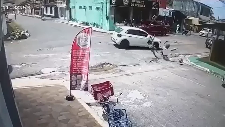 GRAVE ACIDENTE | Motociclistas são arremessados após colisão com carro em Mosqueiro