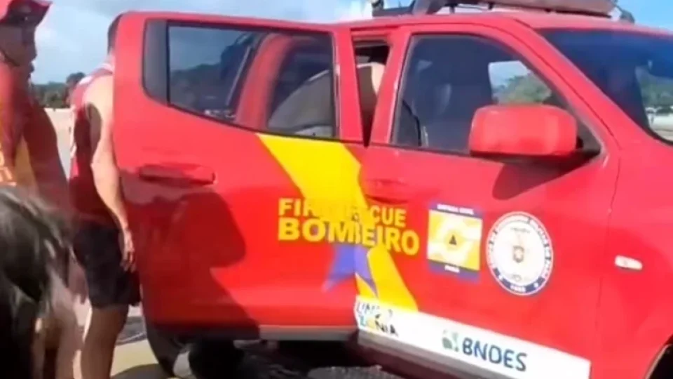 SUSTO | Bombeiros resgatam jovem após afogamento na Praia do Caripi, em Barcarena