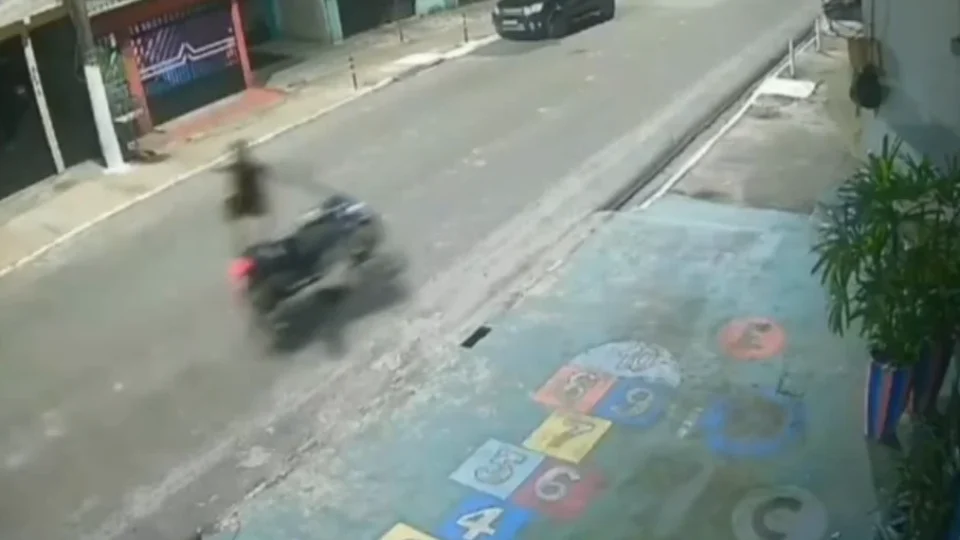 Homem fica em coma após cair e bater a cabeça ao tentar subir em moto em Belém