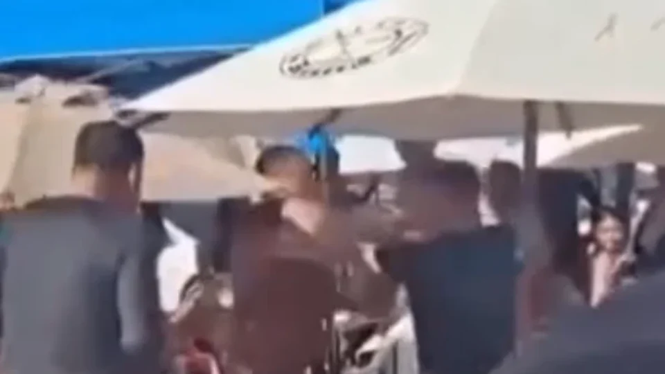 UFC NA PRAIA |  Banhistas se envolvem em briga no Atalaia, em Salinas
