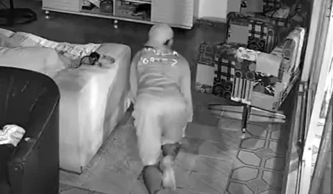 NA MADRUGADA | Vídeo mostra ladrão invadindo casa e engatinhando pela sala durante a madrugada