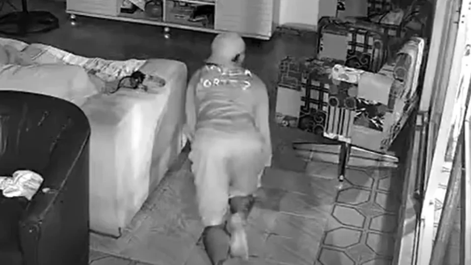 NA MADRUGADA | Vídeo mostra ladrão invadindo casa e engatinhando pela sala durante a madrugada