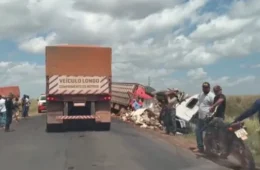 VIOLÊNCIA NO TRÂNSITO | Colisão entre veículos de carga deixa um morto e três feridos na BR-155