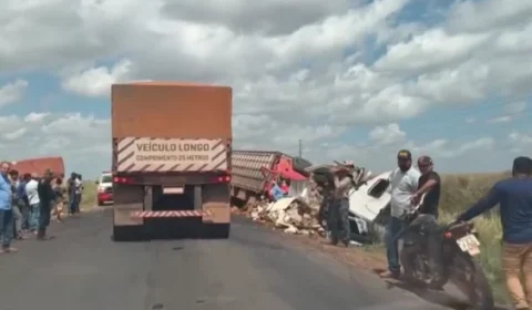 VIOLÊNCIA NO TRÂNSITO | Colisão entre veículos de carga deixa um morto e três feridos na BR-155