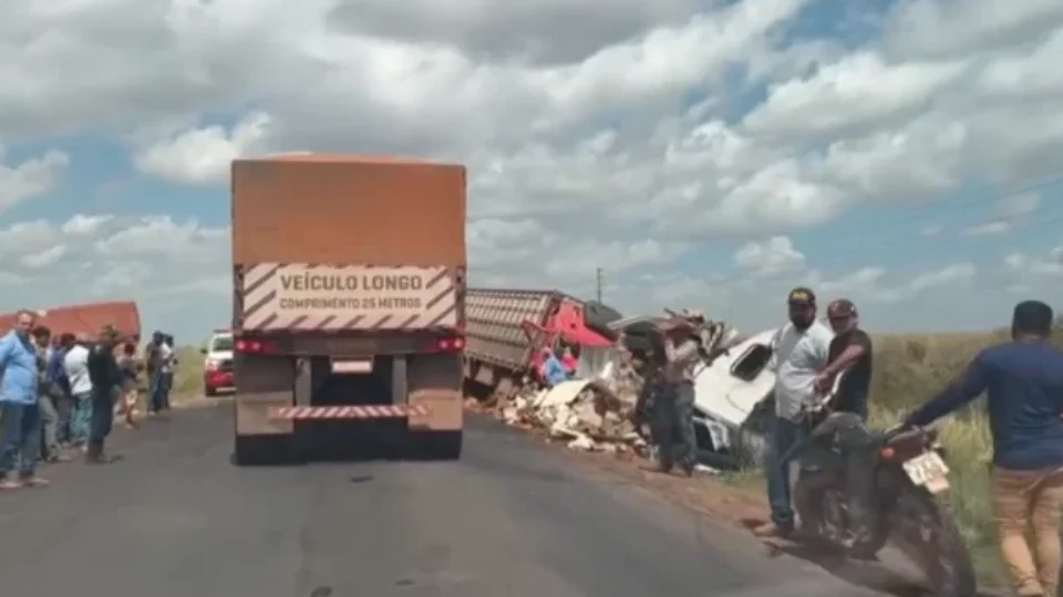 VIOLÊNCIA NO TRÂNSITO | Colisão entre veículos de carga deixa um morto e três feridos na BR-155