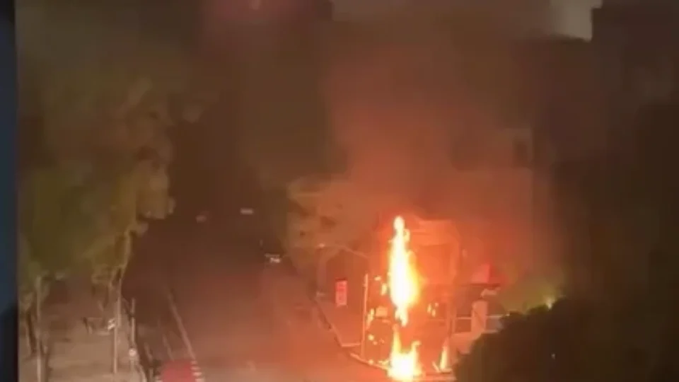 NA MADRUGADA | Curto-circuito em fiação elétrica provoca incêndio em esquina de Batista Campos, em Belém