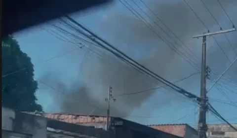 Incêndio de grandes proporções atinge borracharia no bairro Parque das Nações, em Manaus