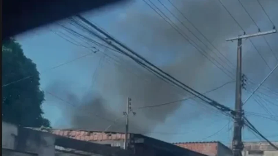 Incêndio de grandes proporções atinge borracharia no bairro Parque das Nações, em Manaus