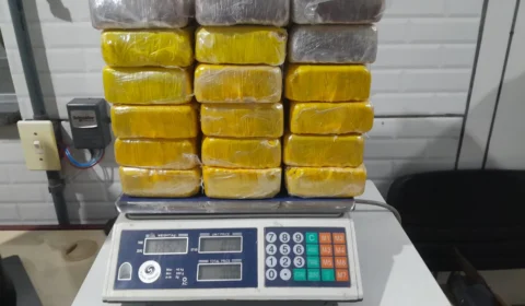 PRF apreende 18,5 quilos de cocaína e prende suspeito na BR-364