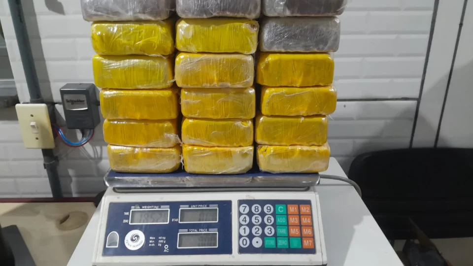 PRF apreende 18,5 quilos de cocaína e prende suspeito na BR-364