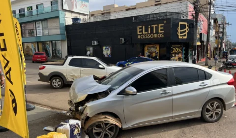 Honda City fica destruído após colisão no Centro de Porto Velho