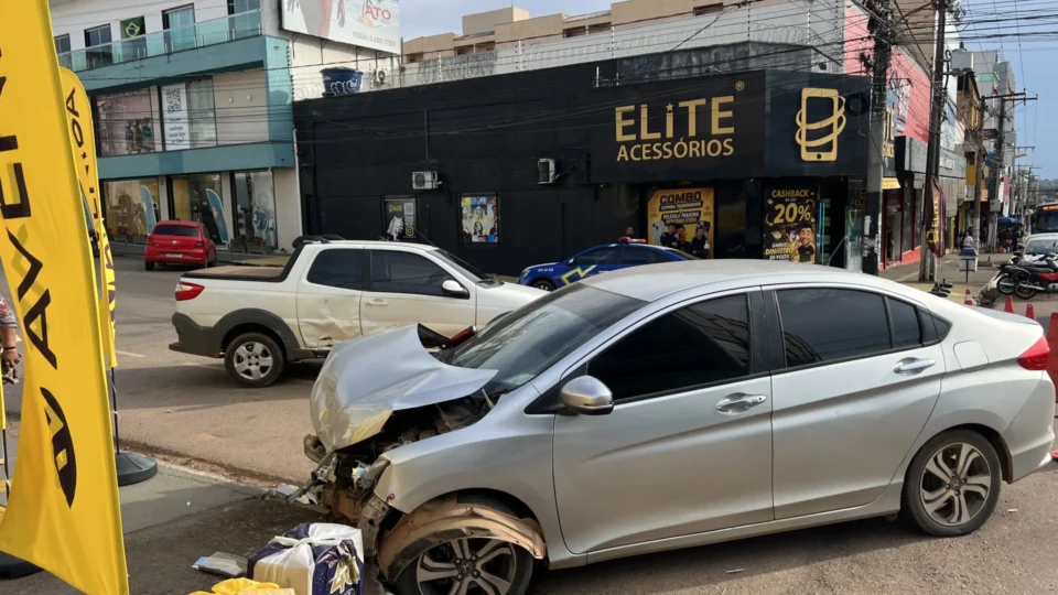 Honda City fica destruído após colisão no Centro de Porto Velho