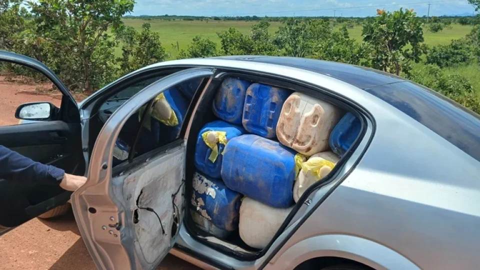 Homem tenta fugir de abordagem e é preso com 1,6 mil litros de querosene em RR