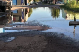Nem o sol seca: rua fica alagada o ano inteiro e moradores cobram solução