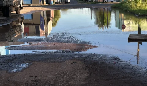 Nem o sol seca: rua fica alagada o ano inteiro e moradores cobram solução