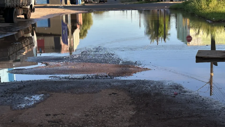 Nem o sol seca: rua fica alagada o ano inteiro e moradores cobram solução