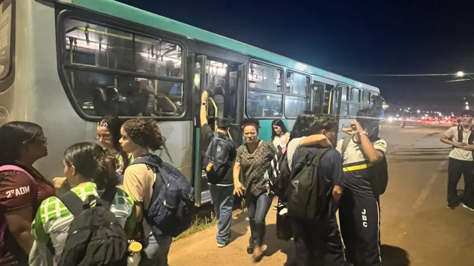 Usuários denunciam superlotação e problemas no transporte coletivo de Candeias do Jamari