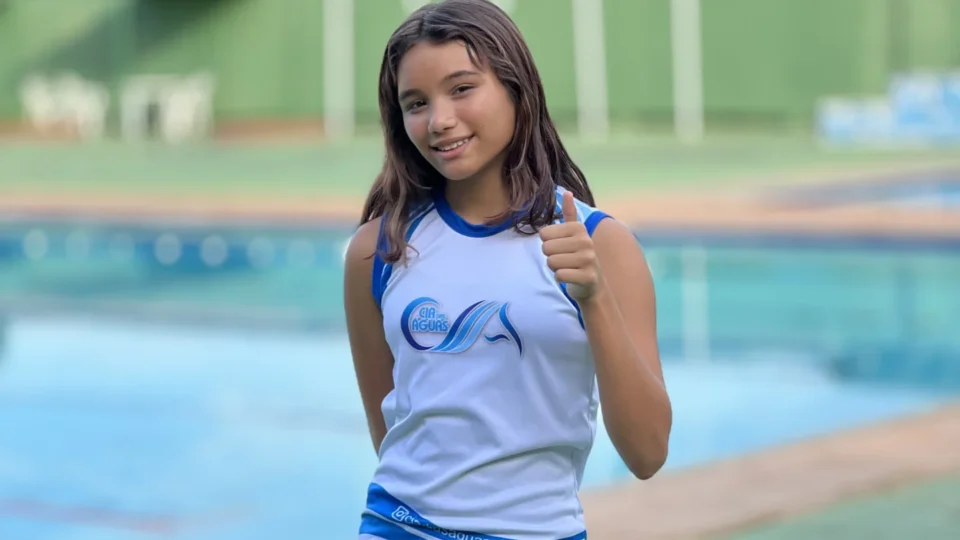 Nadadora de Rondônia e a família faz campanha para disputar competição internacional no Peru