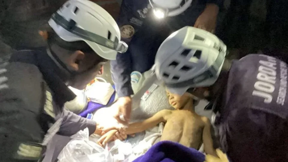 Milagre: Menino de 3 anos é resgatado com vida seis dias após terremoto na Venezuela