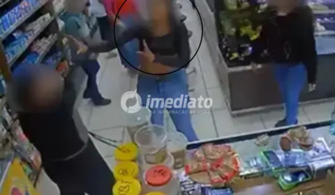 VEJA VÍDEO: Funcionária de padaria acusa cliente de agredi-la por causa de salgado