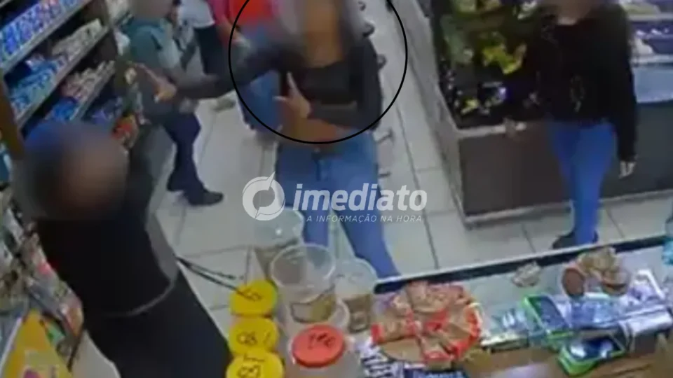 VEJA VÍDEO: Funcionária de padaria acusa cliente de agredi-la por causa de salgado