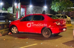 Motorista supostamente embriagado atropela motociclista e bate carro na Avenida Nilton Lins