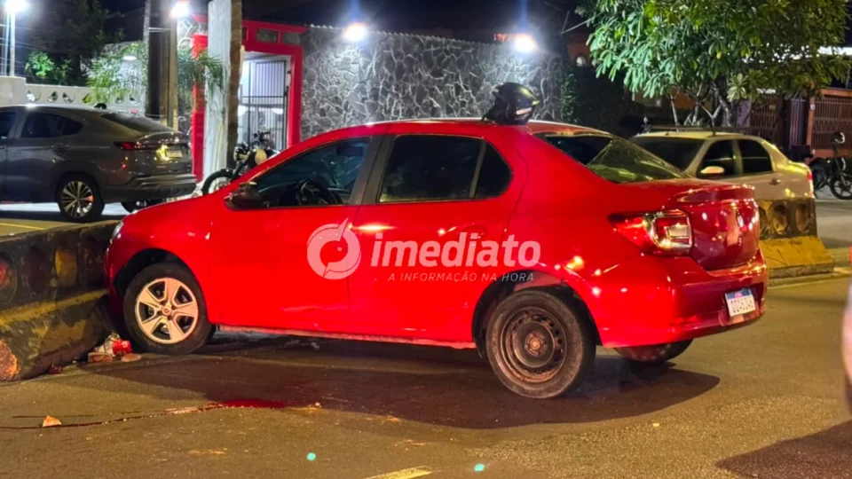 Motorista supostamente embriagado atropela motociclista e bate carro na Avenida Nilton Lins