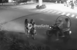VEJA VÍDEO: Bandidos em motocicleta rende mulheres e rouba celulares no Amazonas; ação foi registrada por câmeras