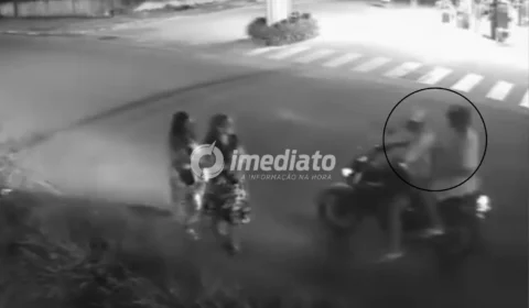 VEJA VÍDEO: Bandidos em motocicleta rende mulheres e rouba celulares no Amazonas; ação foi registrada por câmeras