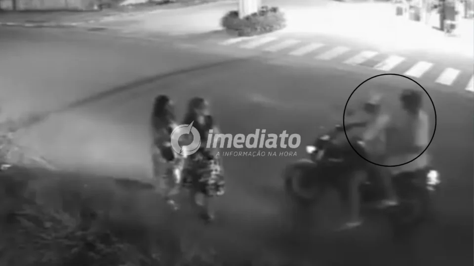 VEJA VÍDEO: Bandidos em motocicleta rende mulheres e rouba celulares no Amazonas; ação foi registrada por câmeras