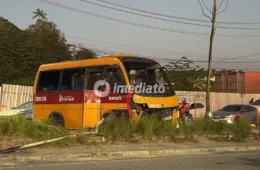 FOTOS: Veja como ficou o micro-ônibus “Amarelinho” que capotou e deixou passageiros feridos na Avenida Autaz Mirim