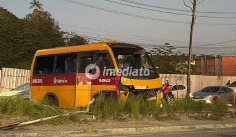 FOTOS: Veja como ficou o micro-ônibus “Amarelinho” que capotou e deixou passageiros feridos na Avenida Autaz Mirim
