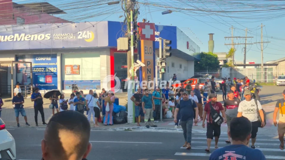 CAOS NO TRANSPORTE: Usuários enfrentam horas de espera e aplicativos chegam a R$ 50 após paralisação dos ônibus em Manaus