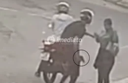 VEJA VÍDEO: Mulher é assaltada por bandidos armados em motocicleta na comunidade Mundo Novo