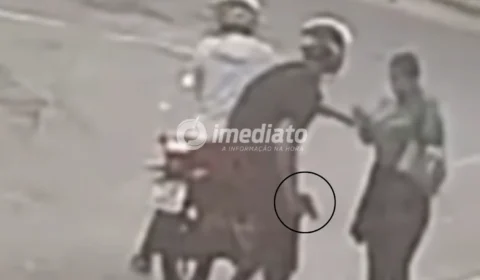 VEJA VÍDEO: Mulher é assaltada por bandidos armados em motocicleta na comunidade Mundo Novo