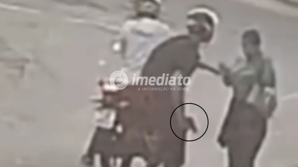 VEJA VÍDEO: Mulher é assaltada por bandidos armados em motocicleta na comunidade Mundo Novo