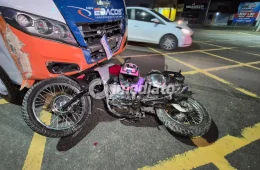 Micro-ônibus acelera em sinal vermelho e atinge carro e motociclista na avenida Grande Circular