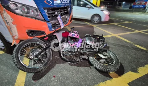 Micro-ônibus acelera em sinal vermelho e atinge carro e motociclista na avenida Grande Circular
