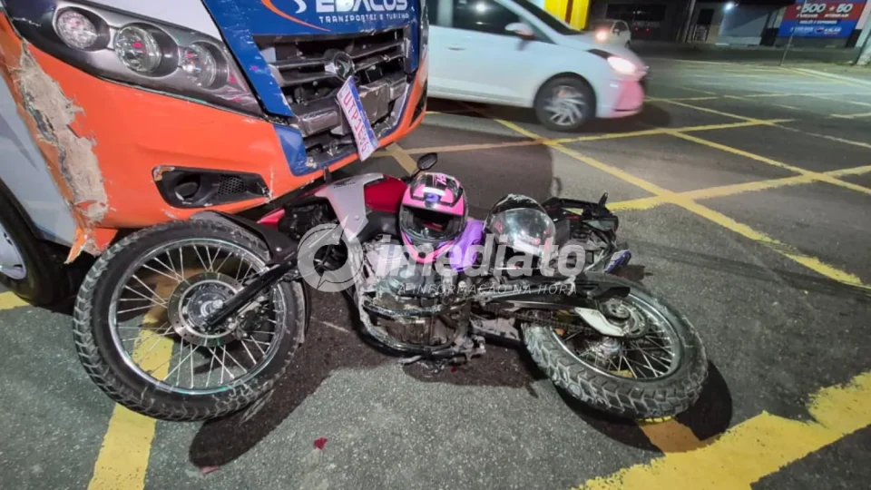 Micro-ônibus acelera em sinal vermelho e atinge carro e motociclista na avenida Grande Circular