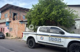 Casa de policial militar é esvaziada sob escolta após atentado a tiros e ameaças de facção no bairro Jorge Teixeira, em Manaus
