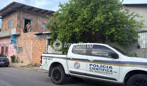 Casa de policial militar é esvaziada sob escolta após atentado a tiros e ameaças de facção no bairro Jorge Teixeira, em Manaus