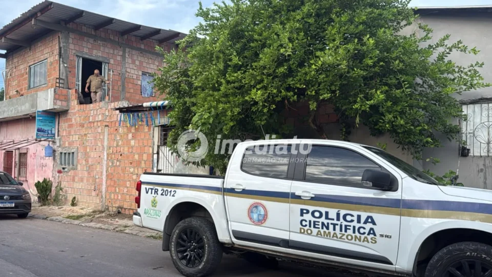Casa de policial militar é esvaziada sob escolta após atentado a tiros e ameaças de facção no bairro Jorge Teixeira, em Manaus