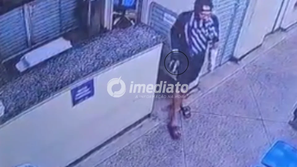 VEJA VÍDEO: Homem é flagrado furtando celular de técnica de enfermagem dentro de SPA da Zona Sul de Manaus