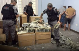 Rocam intercepta van e apreende cerca de 1 tonelada de drogas na AM-010, em Manaus