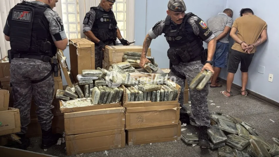 Rocam intercepta van e apreende cerca de 1 tonelada de drogas na AM-010, em Manaus