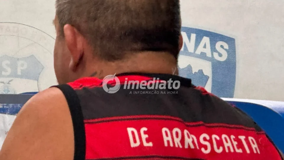 Homem com drogas, faca e dinheiro trocado é preso durante patrulhamento da PM no Zumbi 2, em Manaus