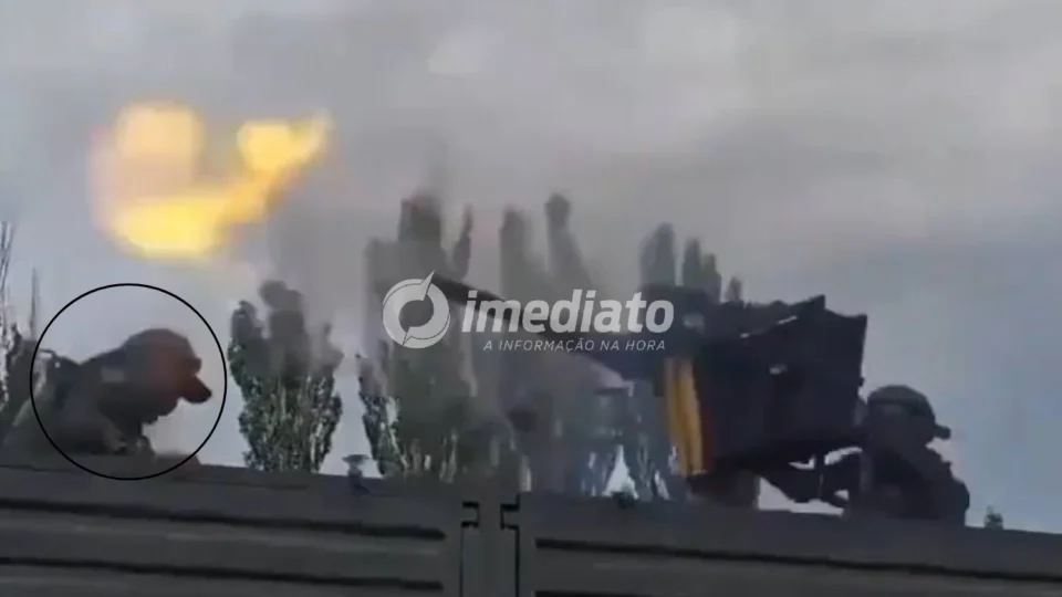 VEJA VÍDEO: Soldado russo é arremessado de caminhão após perder controle de metralhadora pesada durante treinamento militar 
