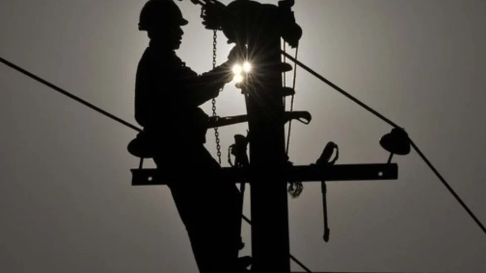 Manutenção programada deixa bairros de Manaus sem energia nesta sexta-feira; confira locais afetados