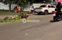 Motociclista fica ferido após colidir com carro em rotatória da Avenida Margarita, no bairro Nova Cidade