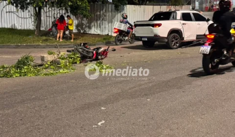 Motociclista fica ferido após colidir com carro em rotatória da Avenida Margarita, no bairro Nova Cidade